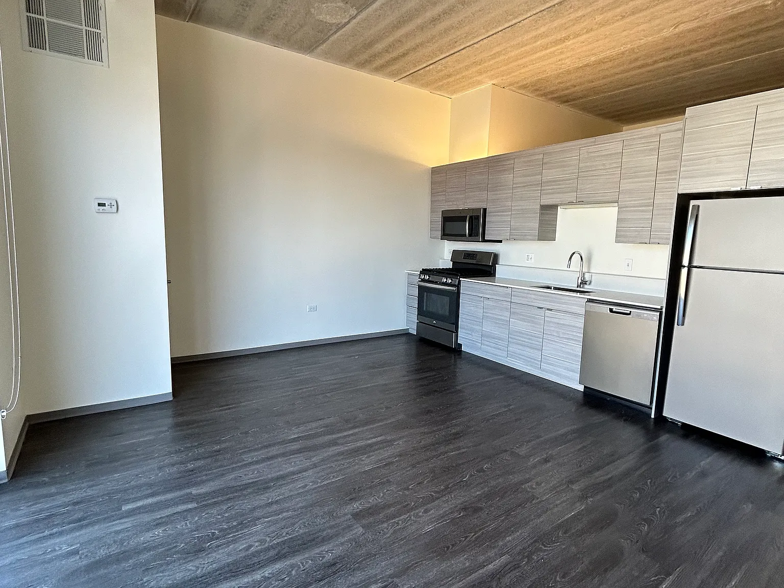 1 bed, 669 sqft, $2,370 — Photo 2