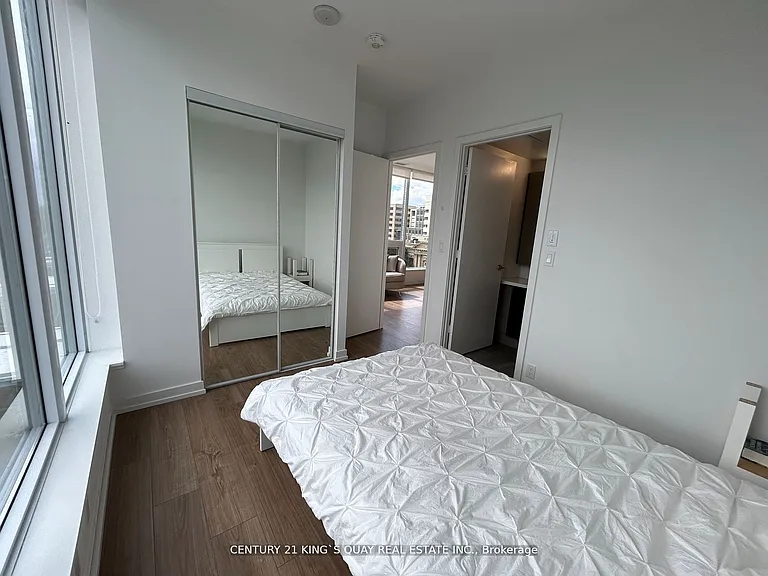 203 College St #702 — Photo 11