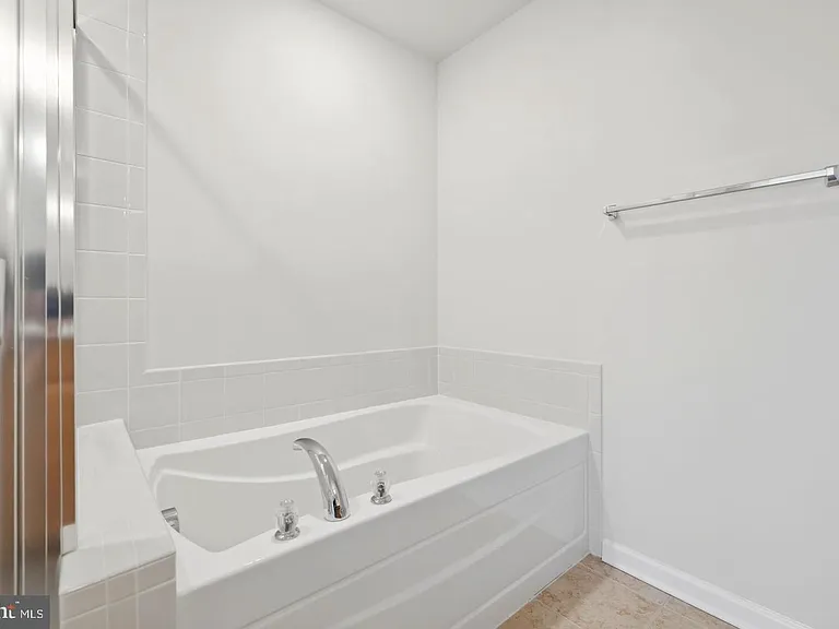 43487 Town Gate Sq — Photo 32