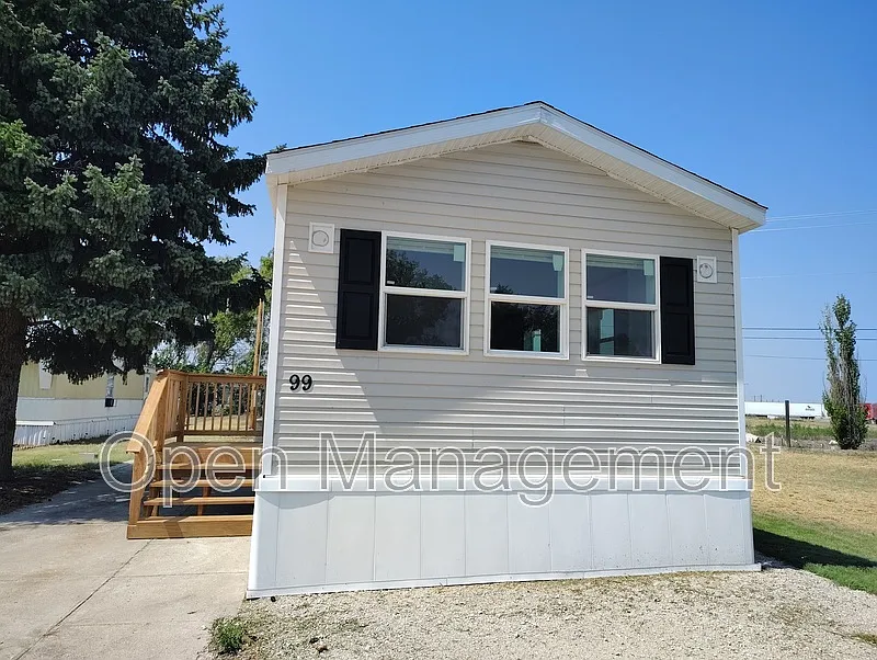 3 bed, 2.0 bath, 1120 sqft, $1,049 — Photo 2