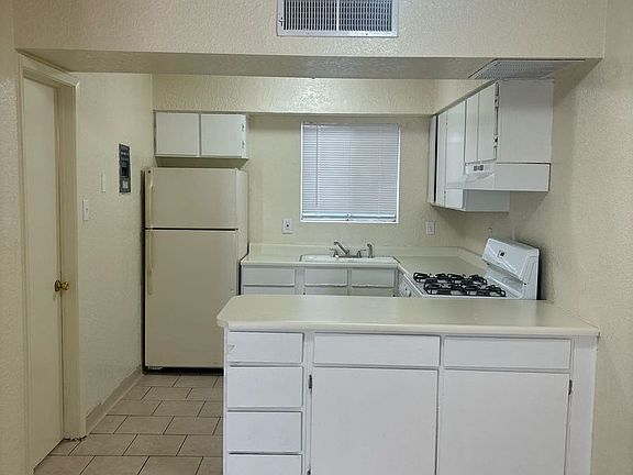 4th image of 1008 Alvarado Dr SE #11