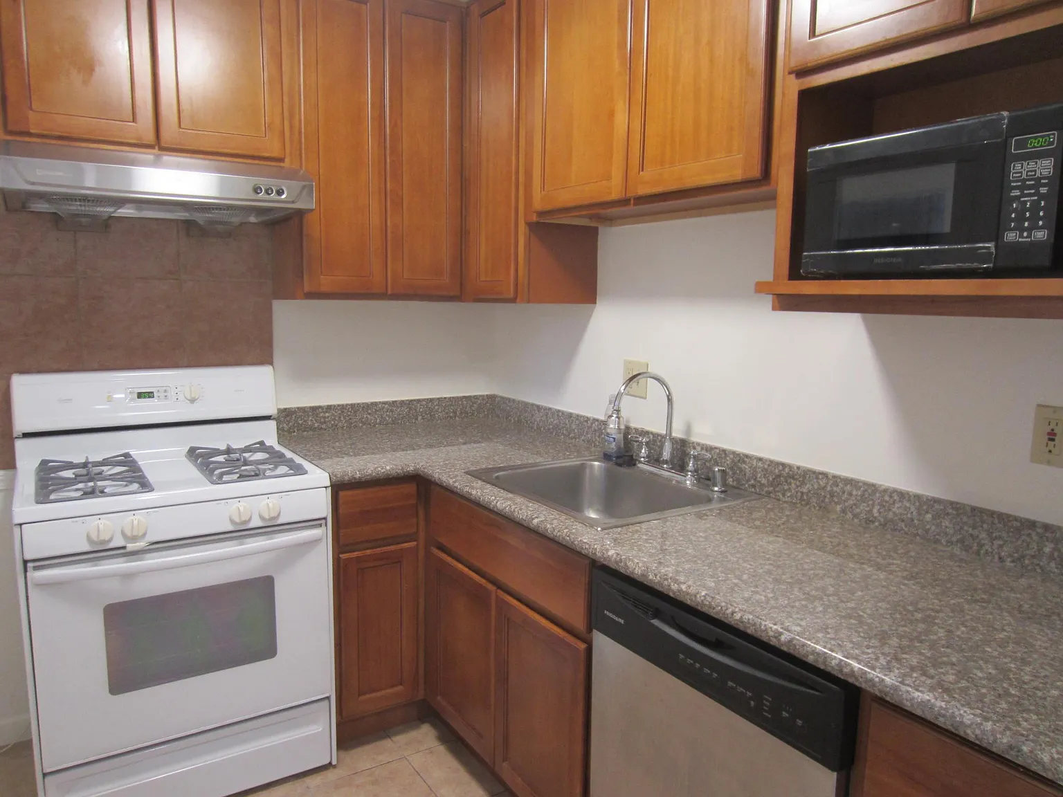 2 bed, 900 sqft, $2,200 — Photo 1