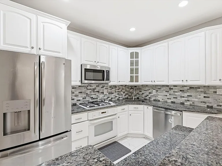 334 Wilshire Dr — Photo 1