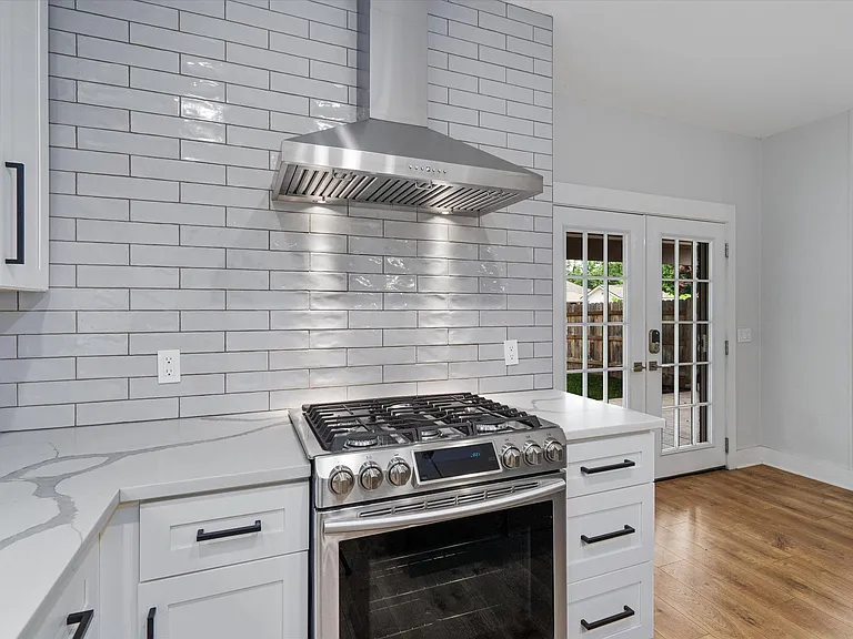 1203 Thackeray Ln — Photo 11