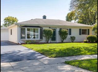 321 N Emerald Ave, Mundelein, IL 60060
