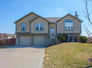 15607 Cedar St, Basehor, KS 66007