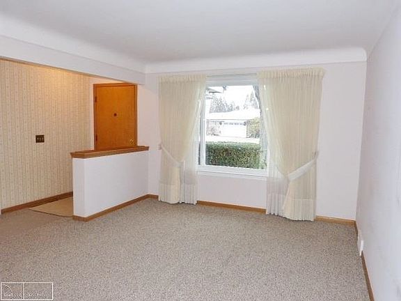 3rd image of 21124 Thiele St