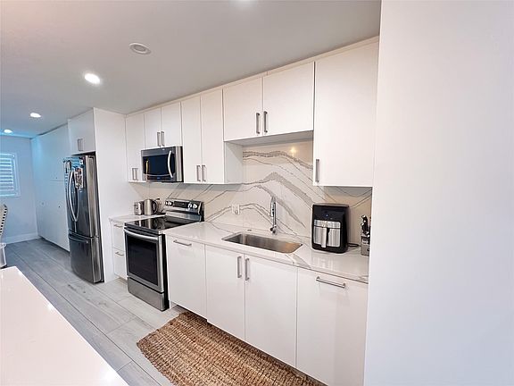 3rd image of 2115 NE 37th Dr APT 121