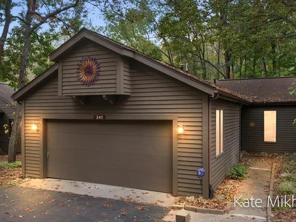 2411 Highpointe Dr, Kalamazoo, MI 49008