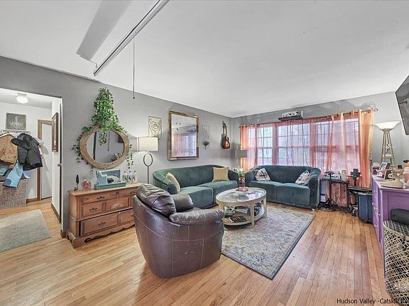 2nd image of 8 Huguenot Street #2