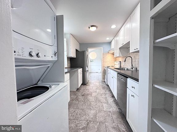 4th image of 1522 Maple Ave