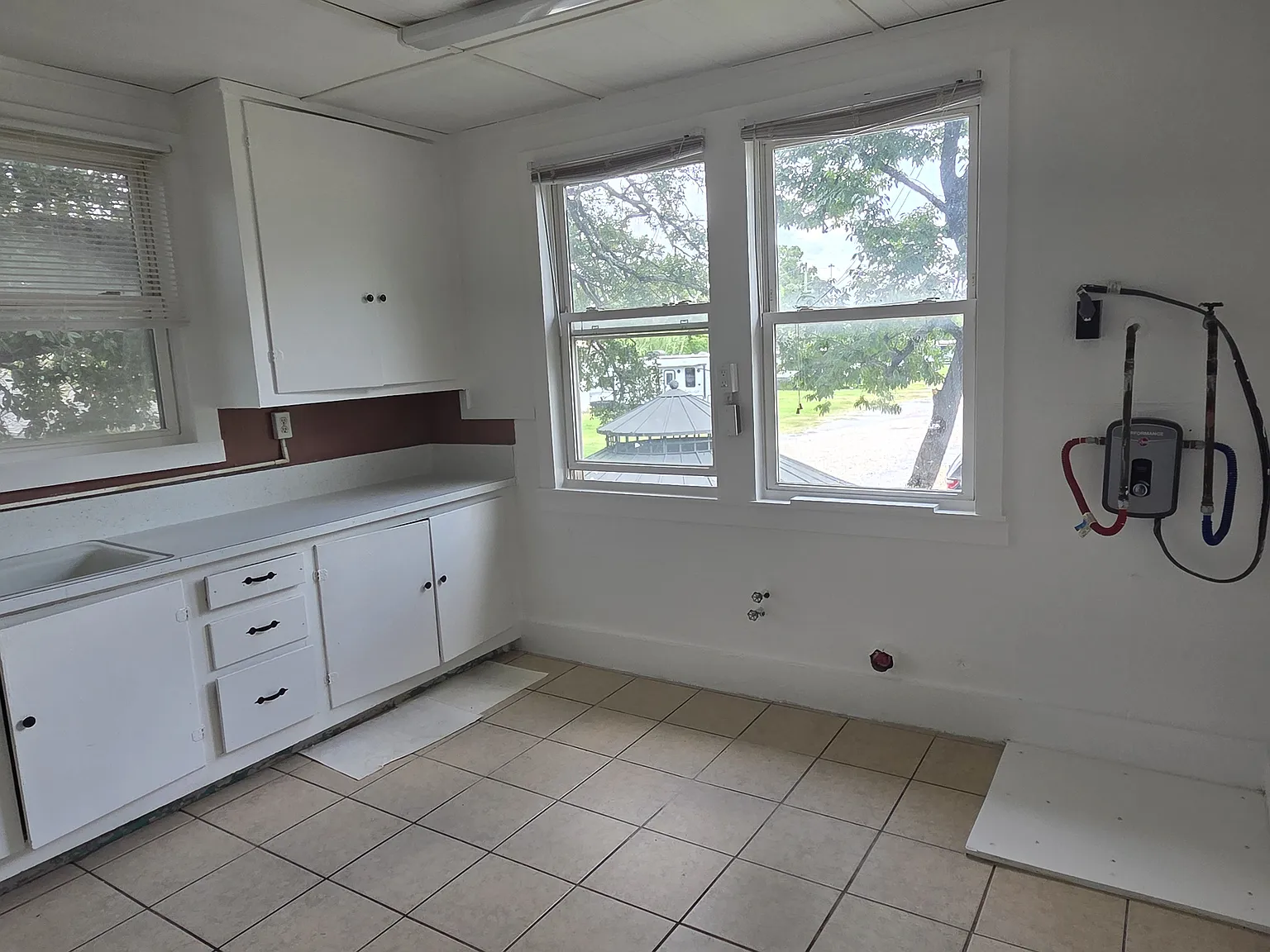 3 bed, 950 sqft, $1,500 — Photo 3