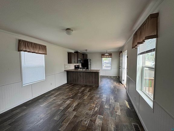 5th image of 8 Holt Dr