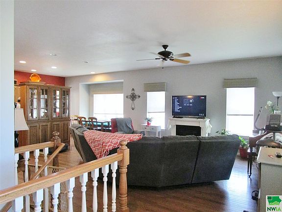 5th image of 1366 Elgin Ave