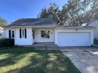 922 Easton Ave, Waterloo, IA 50702