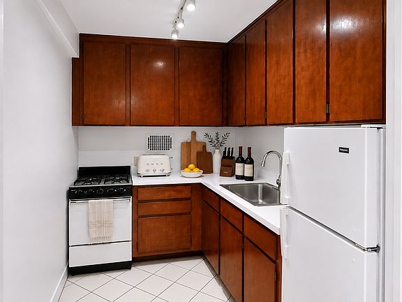 3rd image of 210 E 58th St Front 3-K