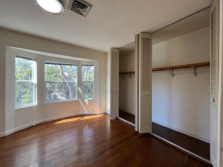 2541-2569 Le Conte Ave — Photo 36