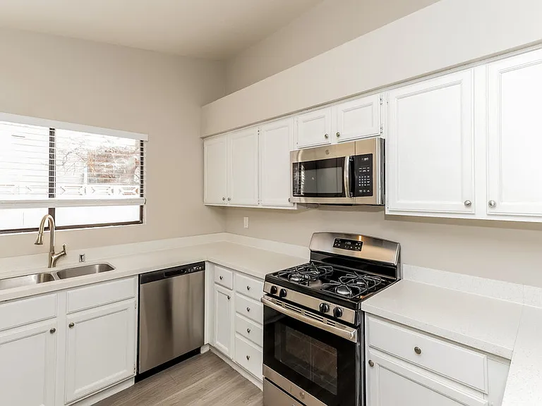 141 Emden Dr — Photo 8