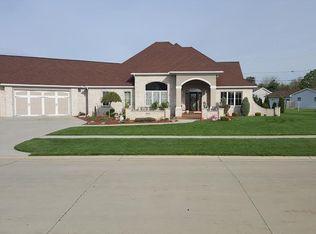 150 Bordeaux Dr, Napoleon, OH 43545
