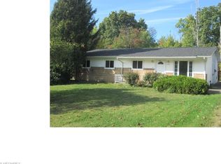 696 Robinhood Dr, Aurora, OH 44202