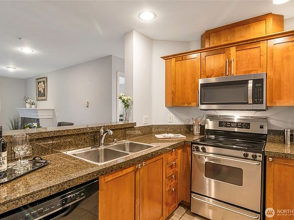 4th image of 123 Queen Anne N #301