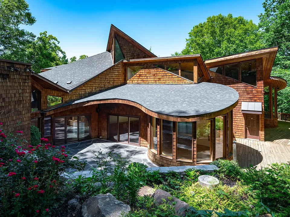 120 Laurel Dr NE