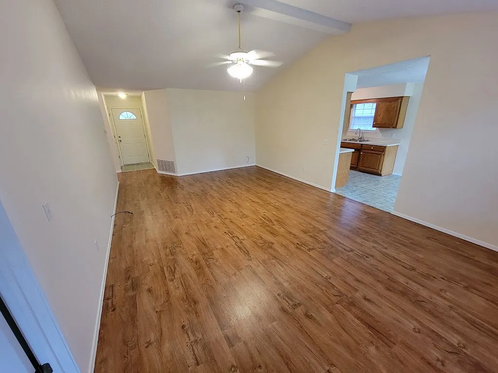 3 bed, 1400 sqft, $1,675 — Photo 2