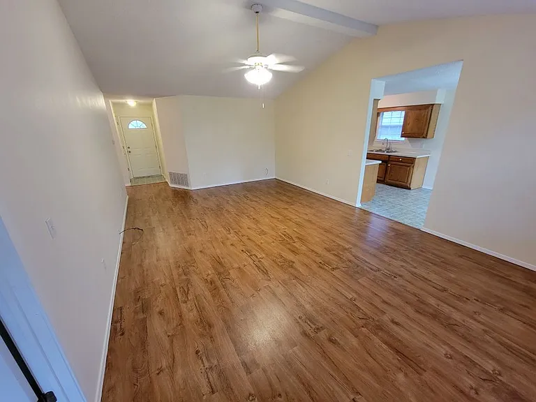 902 S Liberty Dr — Photo 2