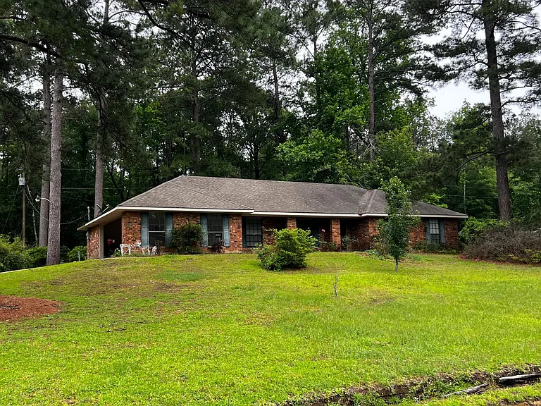 4438 Walden Dr — Photo 1