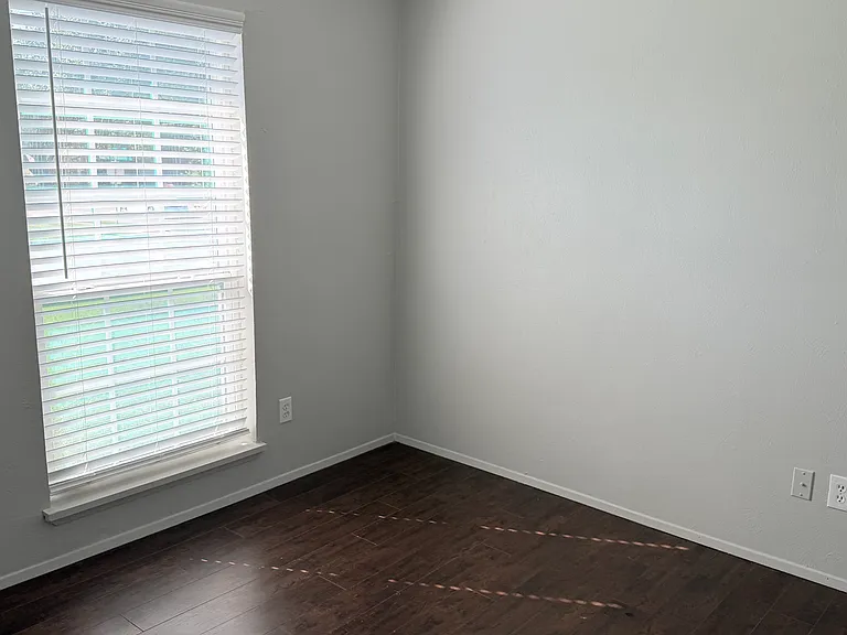 1024 Hawthorne Dr — Photo 14