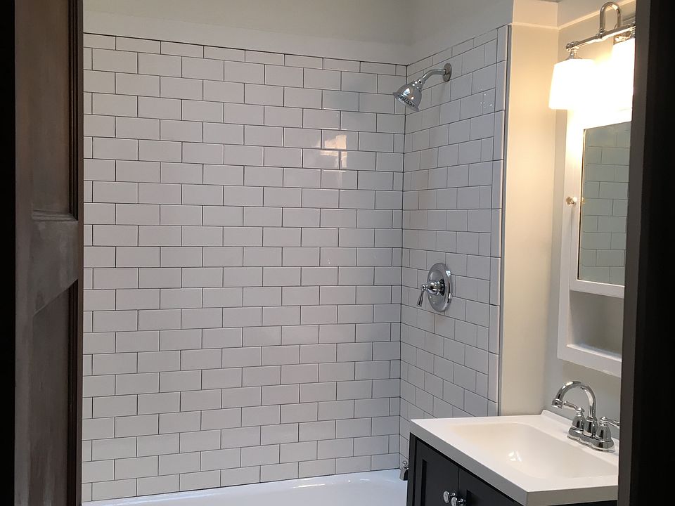 Subway tile & tub