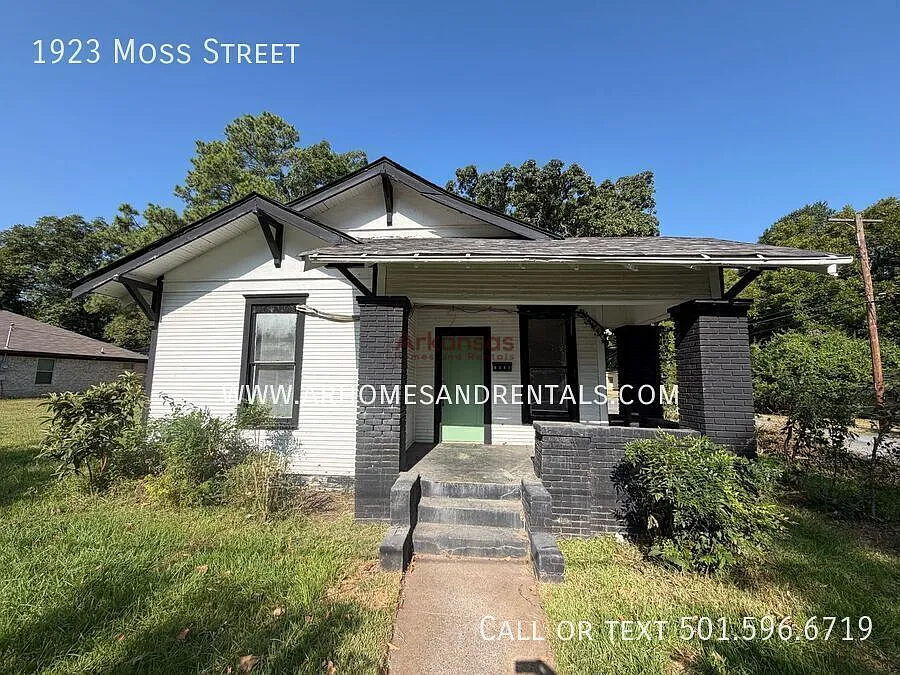 1923 Moss Street | 3 - Bedrooms | 1 - Bathroom ~ 1/2 Off Month's Rent — Photo 1