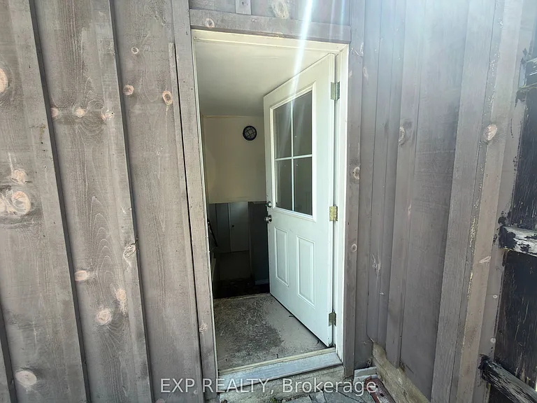 1168 Oxford St E #3 — Photo 3