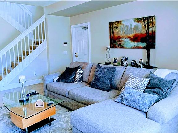 5th image of 58355 Cove Cir