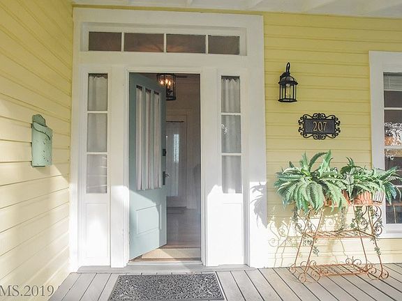 2nd image of 207 Avenue E