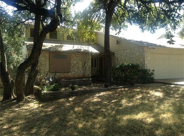 Lots of shady oaks helps keep the house away from direct sunlight.