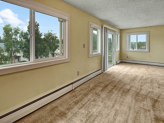 Arctic Sun Apartments - Living Room