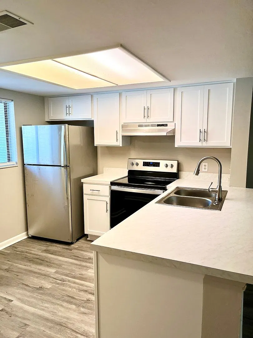 2 bedroom, 2 bath Condo on 1st floor located close to Truman and Coffee Bluff. — Photo 3