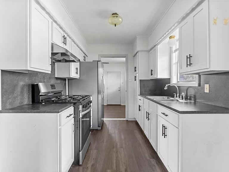 147 9th St W — Photo 5