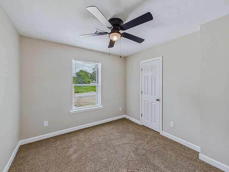 2405 S Elm St — Photo 7