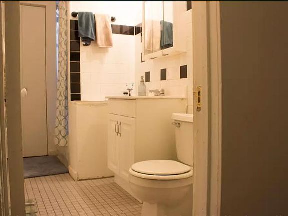 2nd image of 1356 W Winnemac Ave APT 2W