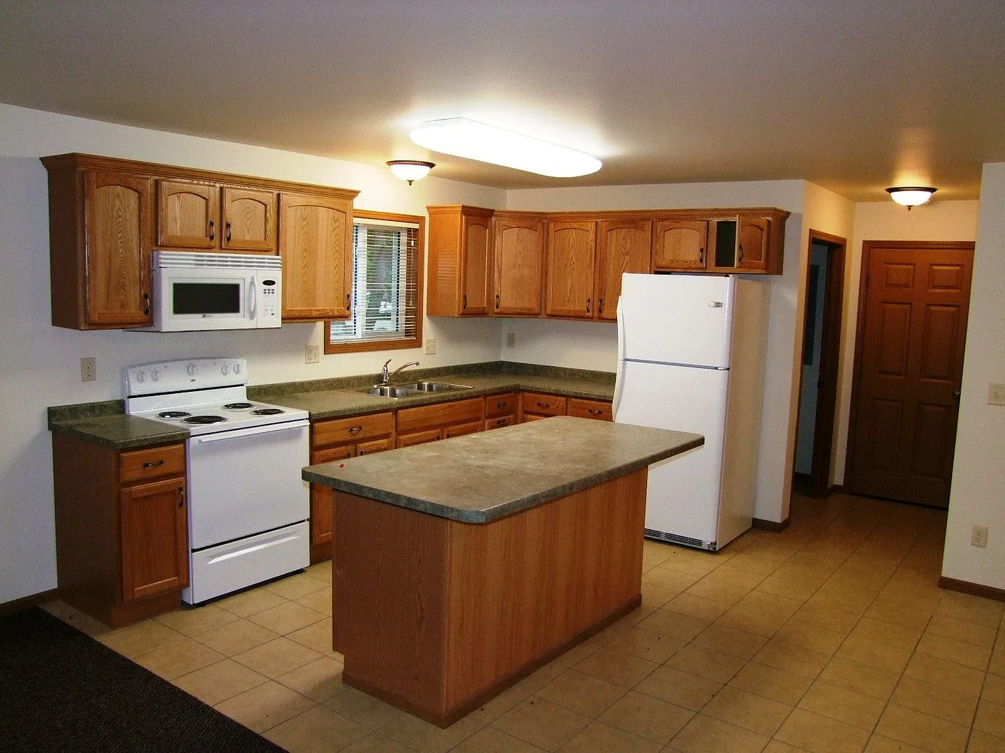 4 bed, 2019 sqft, $1,900 — Photo 2