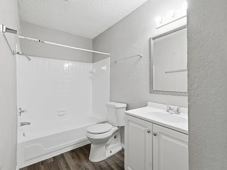Woodland HIlls Apartments — Photo 27