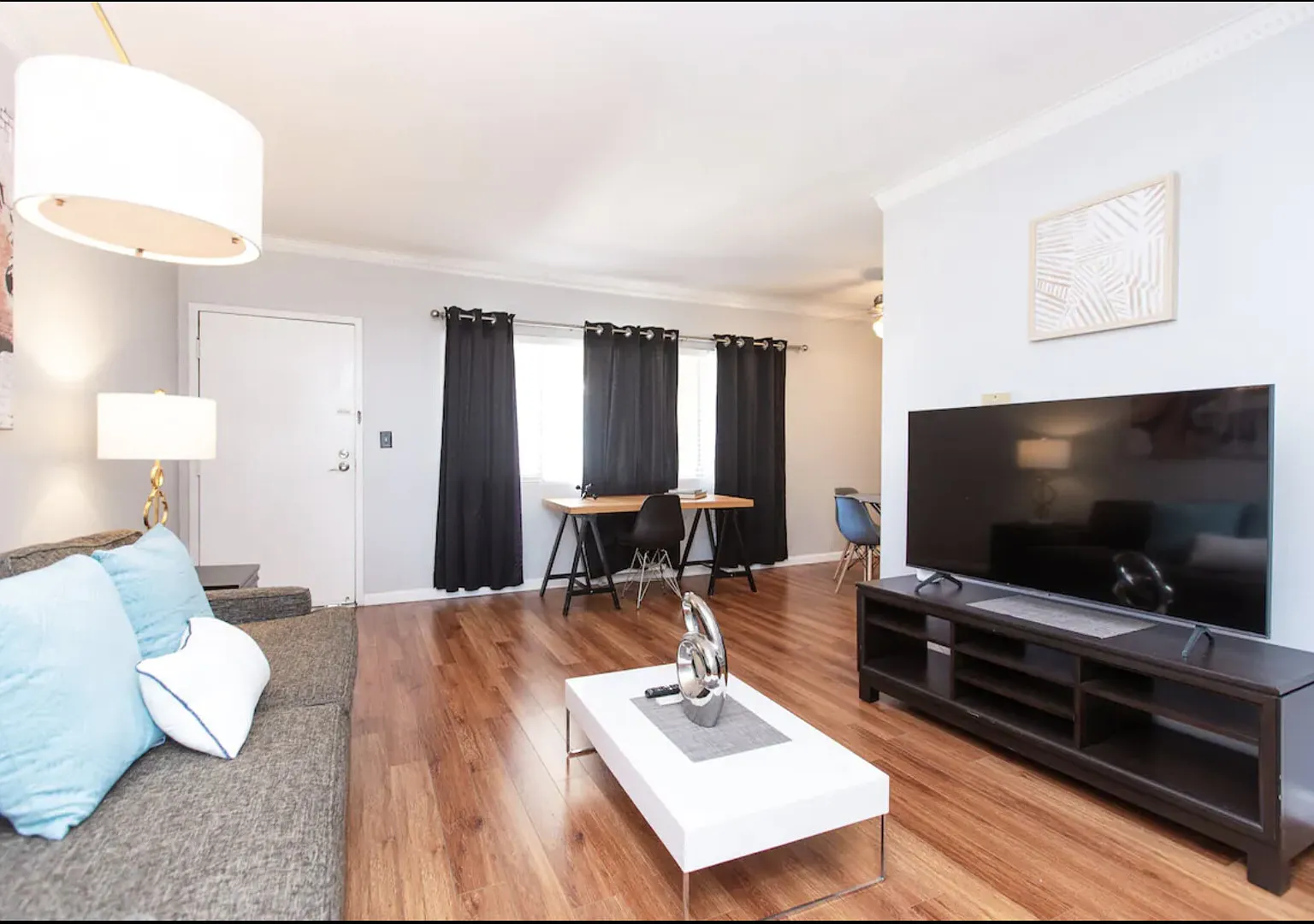 Clean and Stylish 1 BDRM Apartment in West Hollywood — Photo 3