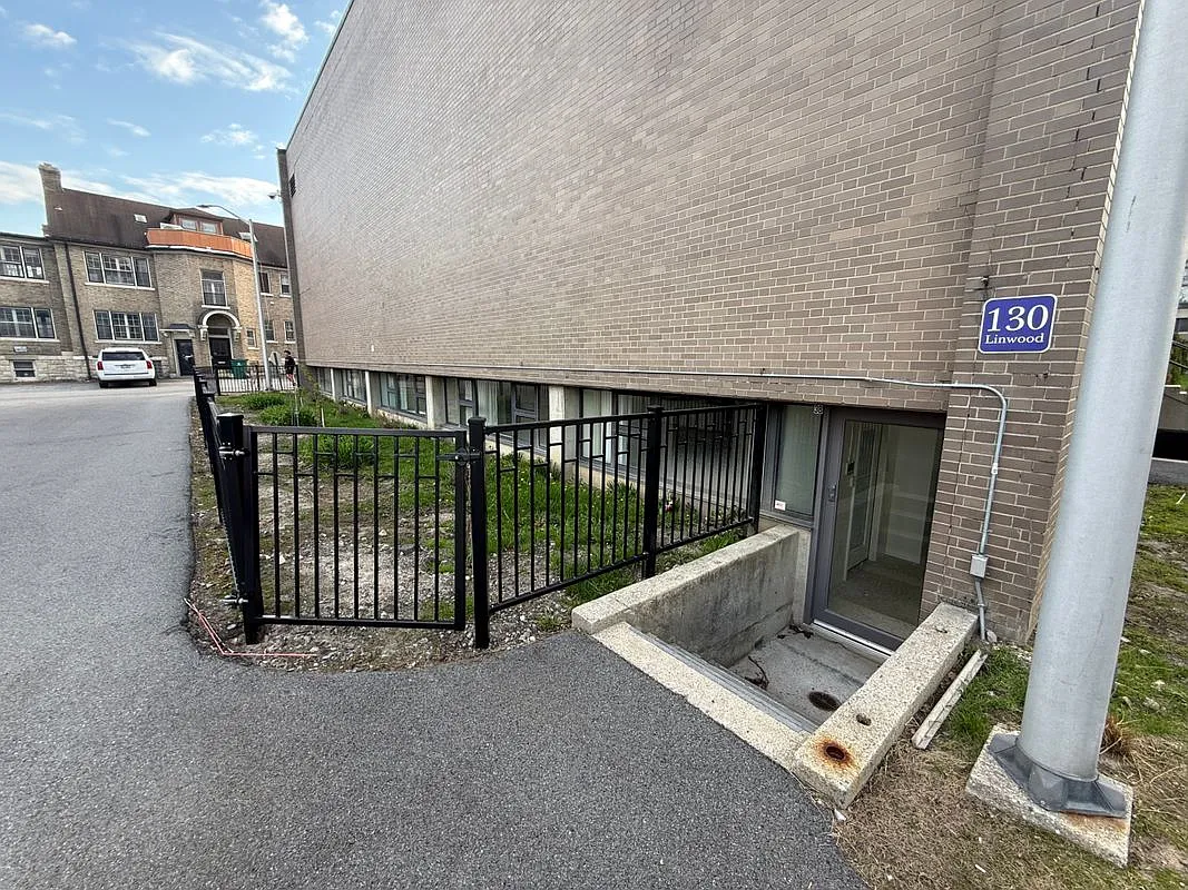 2 bed, 1.0 bath, 900 sqft, $1,700 — Photo 2