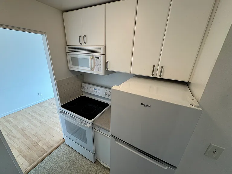 Townvue Heights Apartments — Photo 11