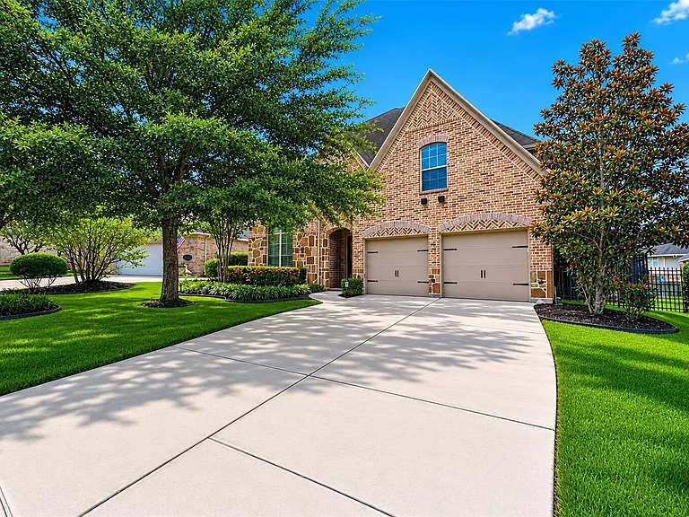 63 Vershire Cir — Photo 1