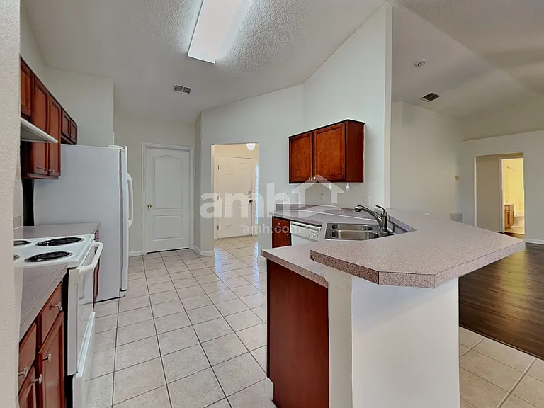 648 Winding Lake Dr — Photo 4