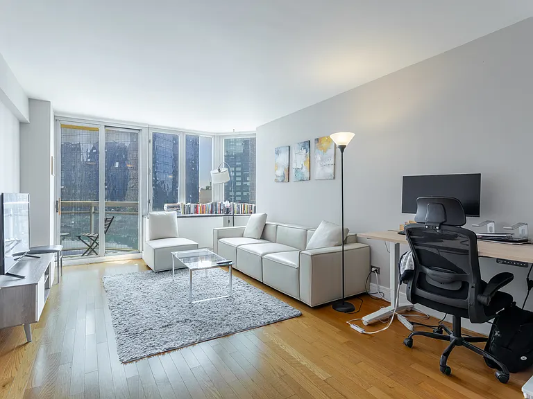 500 W 43rd St #18C — Photo 2