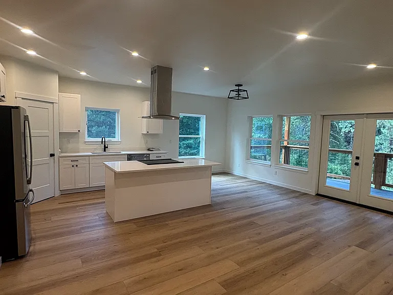 706 Roslyn Pl — Photo 2